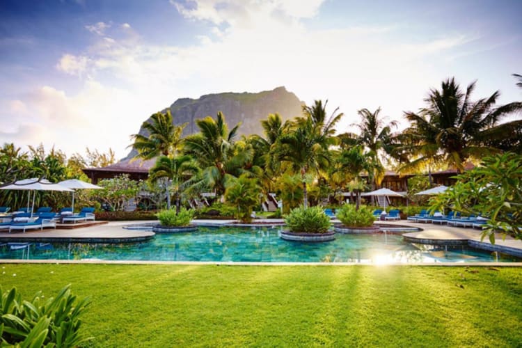 Pool, cliffs and palms